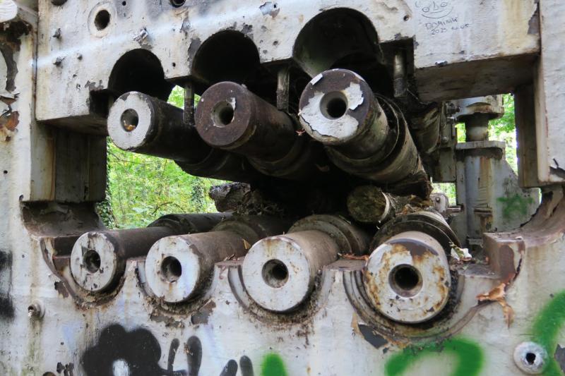 A lemezek a 3+4 henger között mentek át, hogy a hullámosságukat csökkentsék

Az látható, hogy a hengerek nem egymás fölött voltak, de az nem, de valójában nem is értek össze. Pontosabban az ellenoldali hengerek nem voltak közel egymáshoz. A triósornál a hengerek közel összeértek, ott a munkadarab vastagságát, vagy profilját alakították. Itt az egyengetés volt a cél.