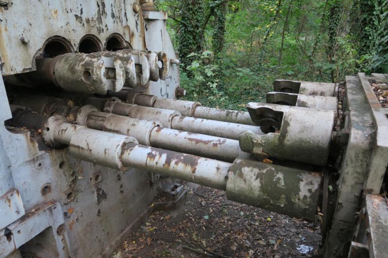 A felső hengersort a kiállított óriás kardántengely kistestvérei kötötték össze a hajtóművel

Erre azért volt szükség, mert ugyan az alsó hengersor fix, de a felsőt mozgatni lehetett.