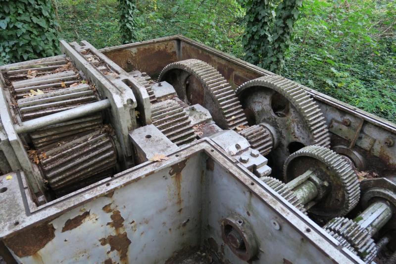 A hengerlőgép áttételháza

Ahogy a triósori állványnál három, itt már hét hengerre kell minél egyenletesebben elosztani a forgatónyomatékot. Érdemes megfigyelni, hogy a nagy, keskeny kerekek egyenes fogazásúak, de a kis átmérőjűek, amiken a legnagyobb forgatónyomaték dolgozik, ferdefogazásúak és szélesek.