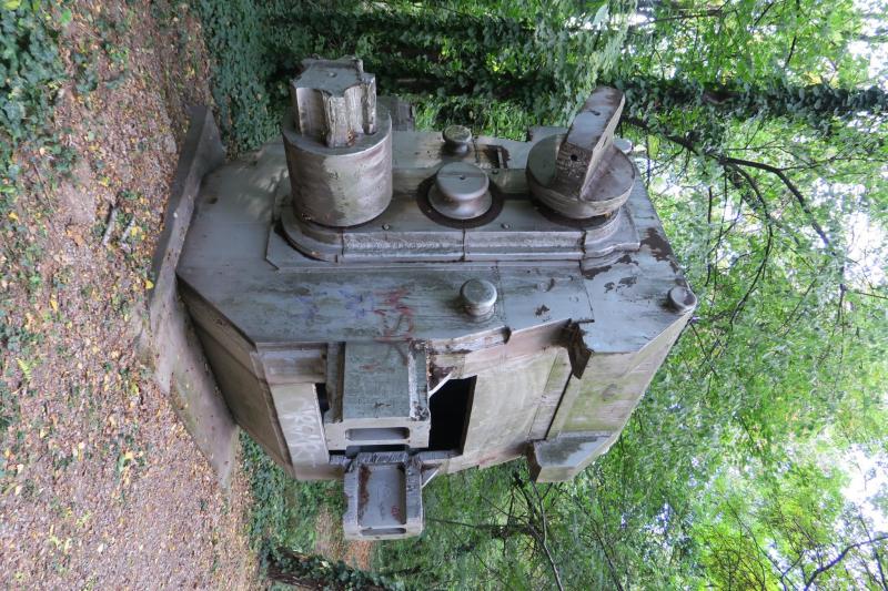 Triósori meghajtóállvány

Ez valójában egy áttételház, ami a hajtóerőt három tengelyre vitte át.
A triósor egy háromhengeres lemezhengerlőgép. A megmunkálandó darab először a két alsó henger között ment át, majd a két felső között. Így a munkadarabot nem kellett annyiszor mozgatni, sem a gépet átállítani.