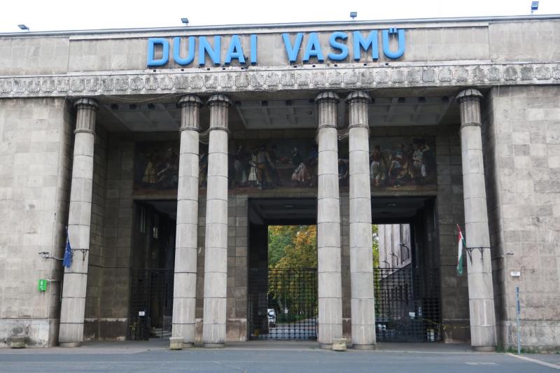 A Dunai Vasmű jellegzetes kapuja

Itt kell jobbra bemenni az erdőbe és 50 méter után el is érjük az első darabokat.
Érdekesség, hogy a tetején álló vöröscsillagot nem szedték le, csak ledöntötték. A műholdképeken mai napig látható (köszönet Propellerfanaticnak, hogy kiszúrta!)