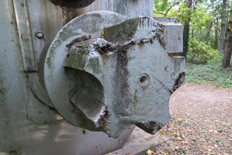 Úgy tűnik, a fogakat párszor újra fel kellett hegeszteni

A rengeteg varrat a fogaskerék előéletéről mesél. Látható, hogy valamennyi fognál ugyanaz az oldal lett pótolva, talán a kopás, talán egy profilváltás miatt. A felső fognál viszont úgy tűnik, azt kompletten vissza kellett ragasztani a helyére. Erre utalhat az alapját teljesen átszelő varrat és anyagpótlás.