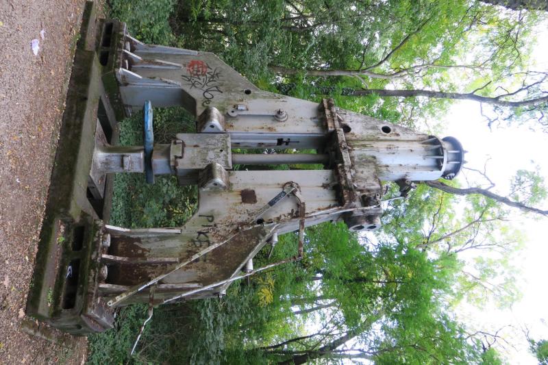 Sűrített levegő emelte fel a dugattyút, majd a kalapács teljes súlyával a munkadarabra csapott