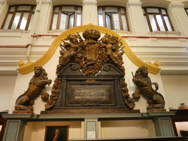 Az ajtó fölötti dísz egy hajó tatját mintázza