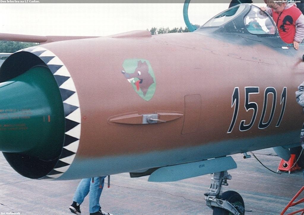 1501 a jellegzetes fehér-fekete mintával a szívócsatorna beömlőgyűrűjén és a sakálfejes jelvénnyel