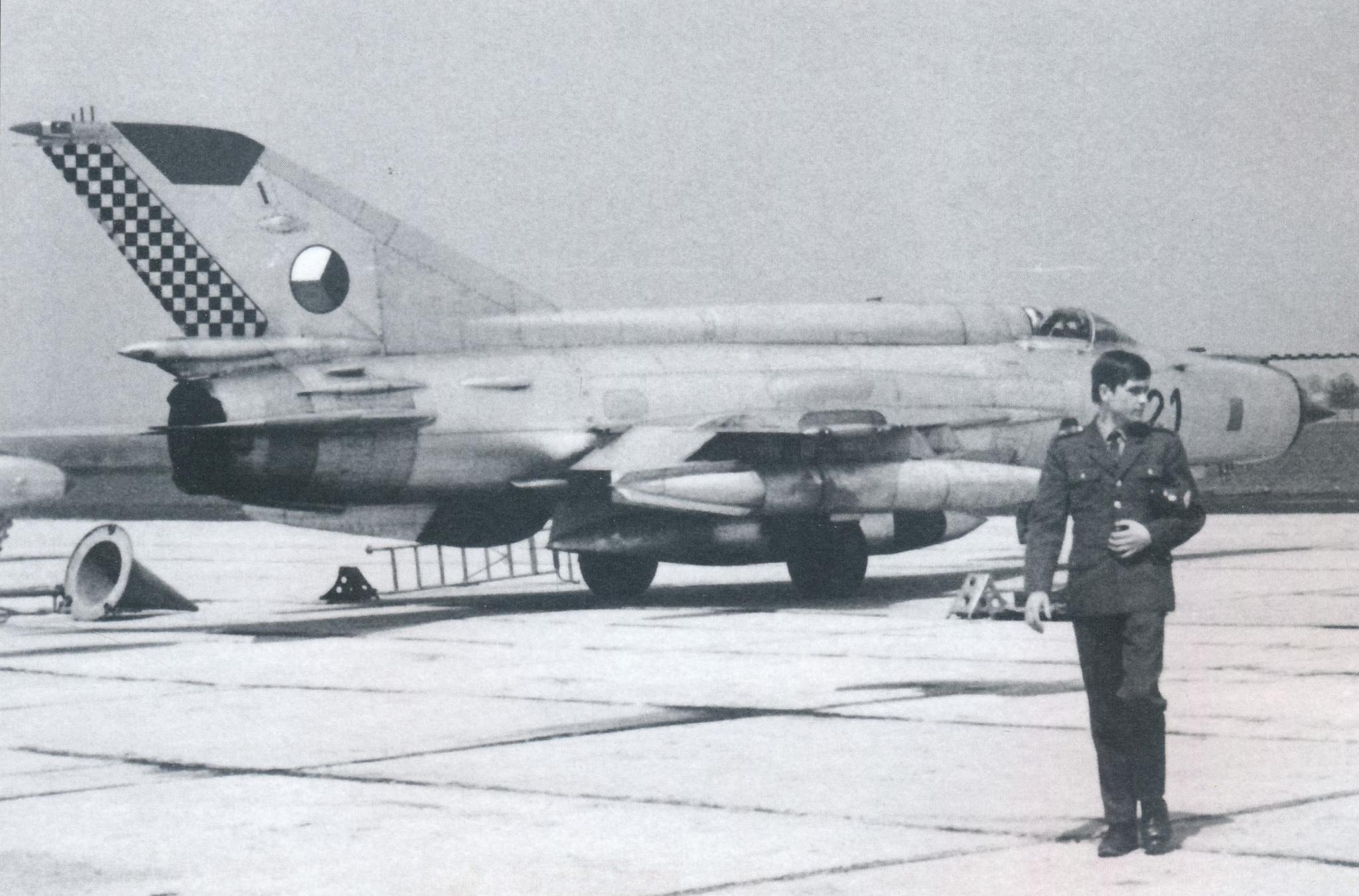 1921 felderítő konténerrel a törzs alatt, 2 szárny alatti póttartállyal, 1976-ban