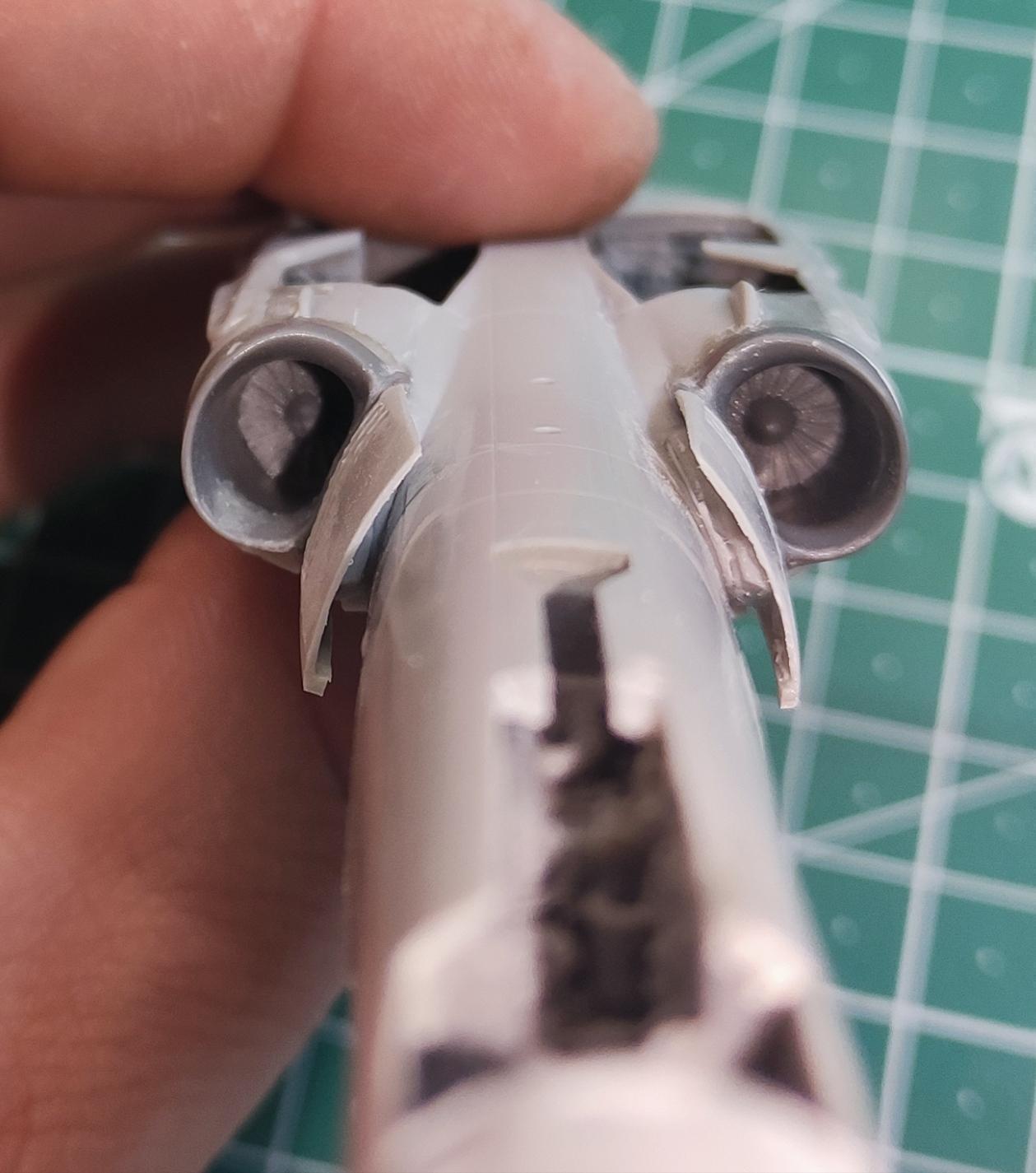 A szívócsatornák mellett lévő terelőlemezeket is módosítani kellett, hogy elérjenek a LEX aljáig