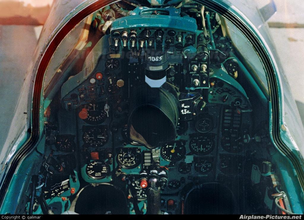 MiG-21R müszerfala, a felderítőkonténer kezelőpaneljével (a képen a Lengyel Légierő egyik repülőgépének a kabinja van)