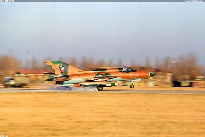 A 1501 száll fel - itt még friss terepfestéssel, a sakkmintás oldalkomány és a századjelvény nélkül