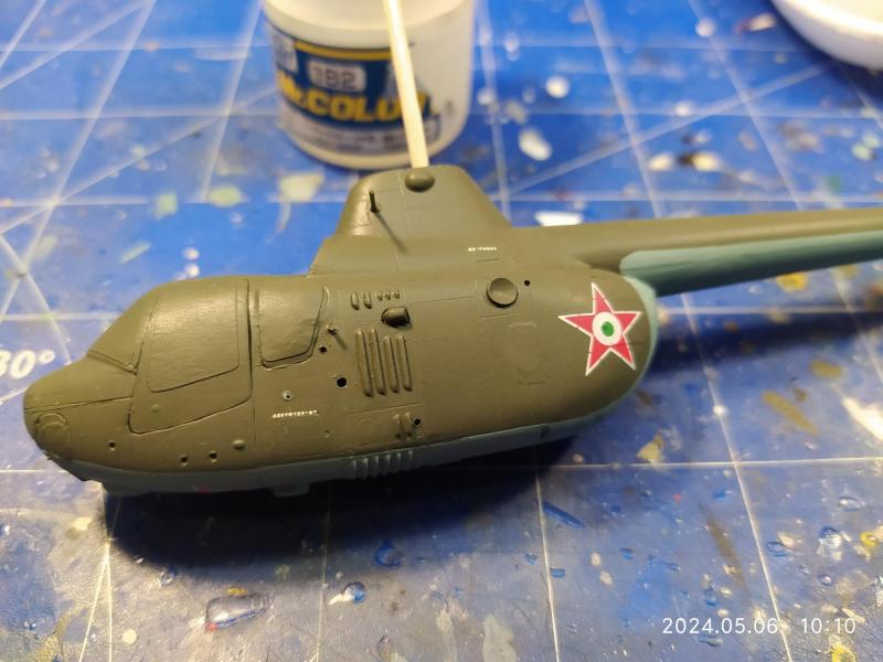 Felkerült a matt lakk is, lehet felöltöztetni a csirkecombot (futómű, antennák, ilyesmi)

Ekkor tűnt fel, hogy az általánosan használt méretű csillag ide túl nagy, valami kisebbet kell szerezni.