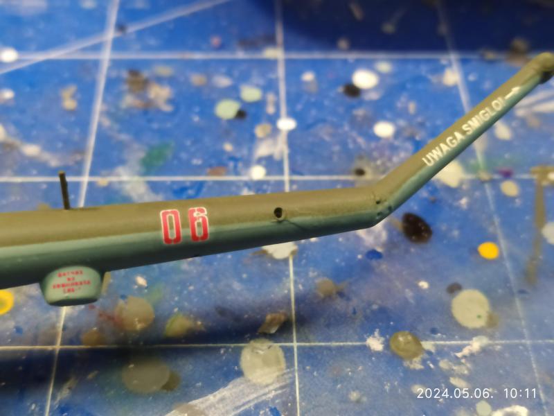 Az oldalszám és a faroklégcsavarra figyelmeztető felirat.