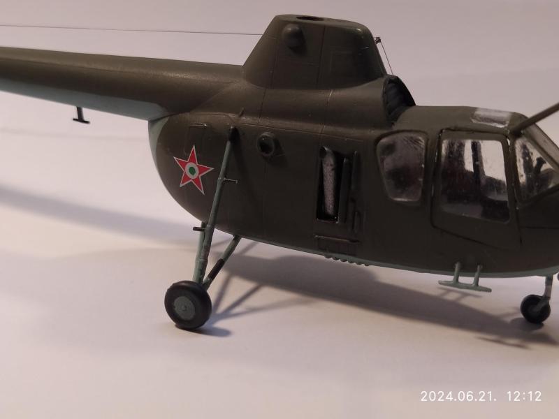 Sikerült lekicsinyíteni a felségjeleket (kijelölés, sarok megfogás, befelé húzás, mentés)

Magyarul: átfestés, fényes lakk, matrica, matt lakk (az még nincs rajta).