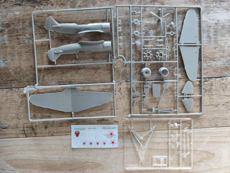 1500 La-5 doboz és papír, illetve a zárt kabintető nélkül