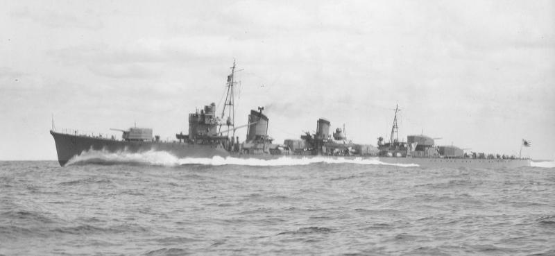 Japanese_destroyer_Arashi_underway_in_December_1940