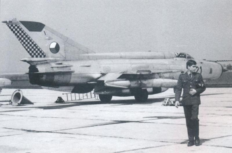 1921 felderítő konténerrel a törzs alatt, 2 szárny alatti póttartállyal, 1976-ban