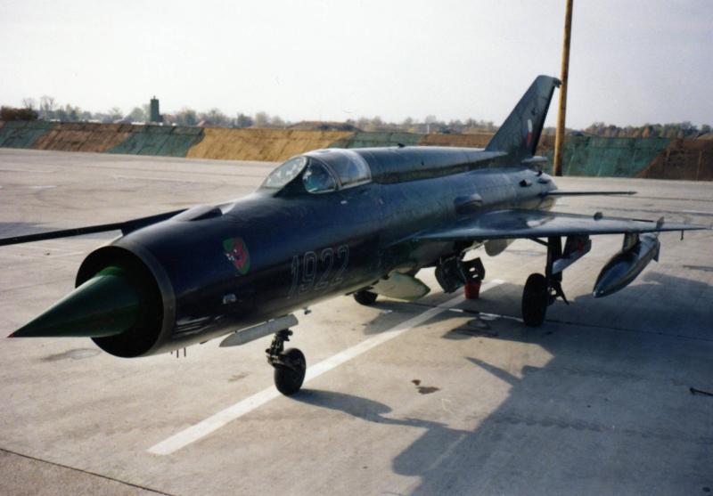 1922 oldalszámú MiG21R a kisérleti zöld-fekete terepmintával melyet egészen kivonásáig megtartott