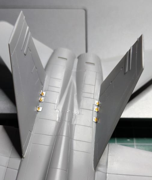 A függőleges vezérsíkoknál belül is volt 3-3 szerkezeti erősítő elem, ezeket rézlapból pótoltam