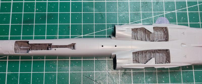 De azért sikerült belevariálni az aknákat a géptörzsbe, sokat dobnak az összképen