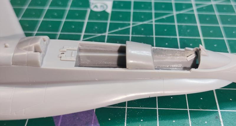 Feljavító híján scratcheltem valamit a gyári alkatrészekből

Az oldalfalak sérült részeit vékony fóliával takartam el. Jobb, mint tömítgetni...