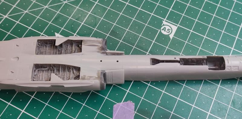 Bekerültek a beömlők is, itt már komolyan kellett szobrászkodni

Az aknák előtti két négyzet alakú rács el is köszönt...