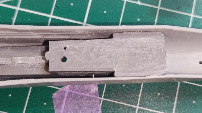 A kabinteknő felütközött az orrfutóaknára

Reszeltem belőle, amennyit tudtam. Itt már átszakadt a gyanta, fóliacsíkot tettem rá később.