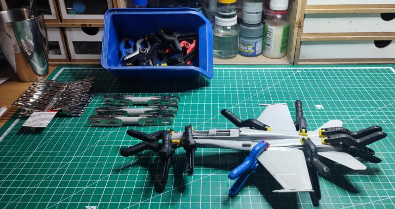 Szorítóhegyek alatt

Szárad a törzs és a póttartályok.