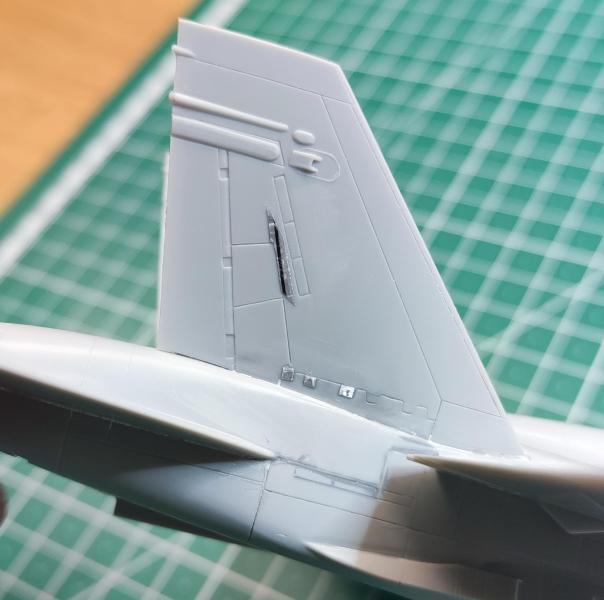 Kivágás után a papírt leszedtem és pillanatragaccsal rögzítettem a fóliát a függőlegeseken

A tőben is van még három erősítés, ezek egyszerűbb formájúak.