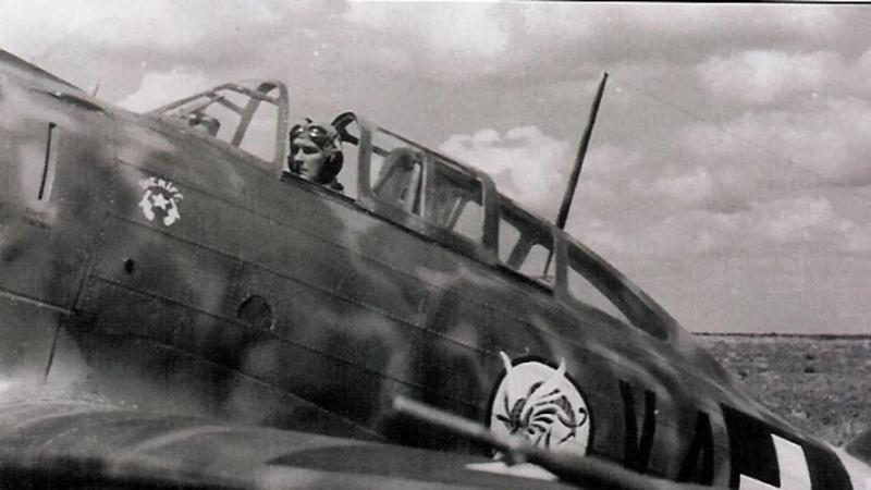 Horthy István a V4+21 lajstromú MÁVAG Héja pilótafülkéjében