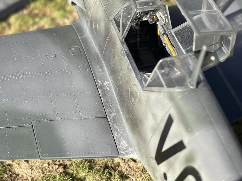 Az elképzelés szerint a gépet egy ukrán reptéren képzeltem el, tavasszal, ezért a hűtőzsalukat is majdnem csukott állapotban jelenítettem meg

Érdekes ezzel kapcsolatban, hogy a Friedrichtől kezdve a hűtőzsaluk automatikusan működtek egy termosztát segítségével az olaj hőmérsékletétől függetlenül.