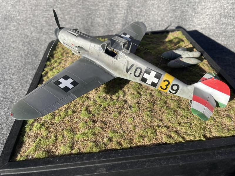 Az antenna megjelenítésére Uschi elasztikus szálat használtam

A szigeteléseket faragasztóval imitáltam, majd fehérre festettem.