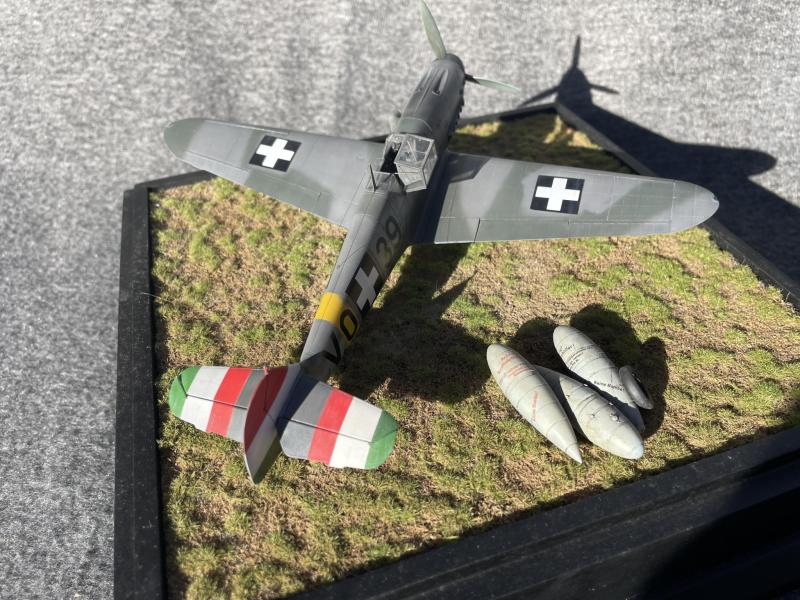 A panelvonalak és a szegecsek befolyatását visszafogottan végeztem el, nem akartam egy "pókhálós" gépet látni

A motor környékén fekete/sötét barnát használtam, a szárnyakon világosabb barnás szürkét, imitálva a por és téli álcafesték maradékát.