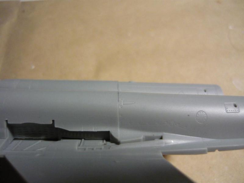 Itt kell a lépcsőt látni!

A hozzánk közelebb eső gondola már síkban, a háttérben lévő (bal) még eláll, úgy 1 mm-t. 