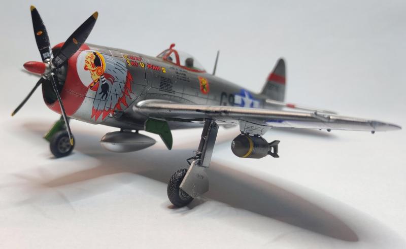 Némi visszafogott kopást tettem rá csak itt-ott

P-47 Thunderbolt
1:72 Academy 12491