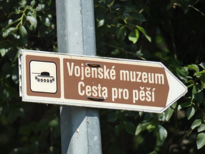 A folyó hídjánál már útbaigazító tábla vár