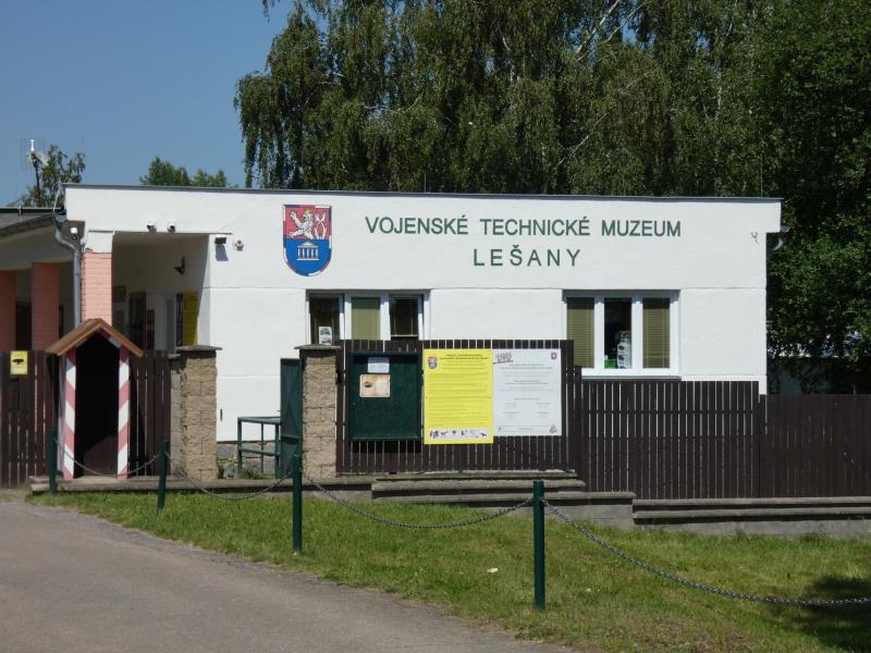 A bejárati épület, amelyben ajándékbolt van