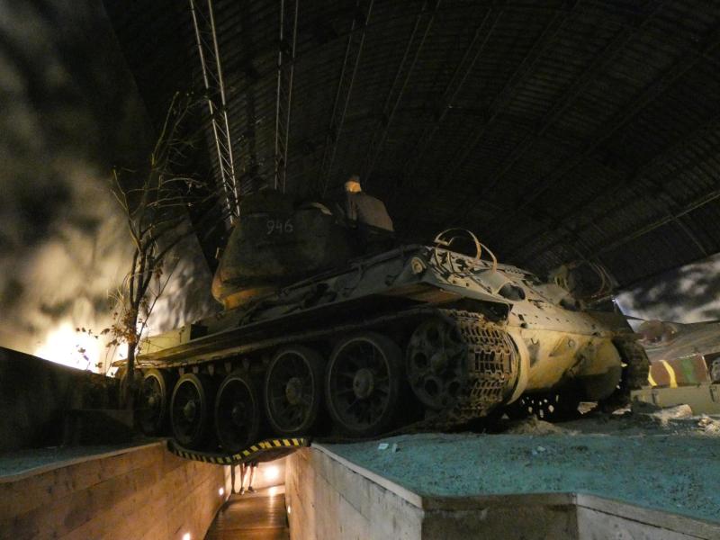 Az egyik csarnokban 1:1- léptékű diorámát rendeztek be egy háború végi csatáról 

A T-34-es lánctalpa belelóg a lövészárokba.