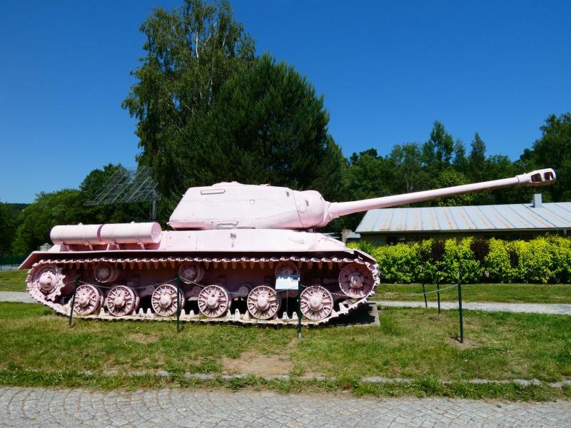 Nem tudni, kinek az ötlete volt rózsaszínűre festeni a páncélost, de mint szelfi-háttér fényesen bevált - mindenki előtte fényképezkedik