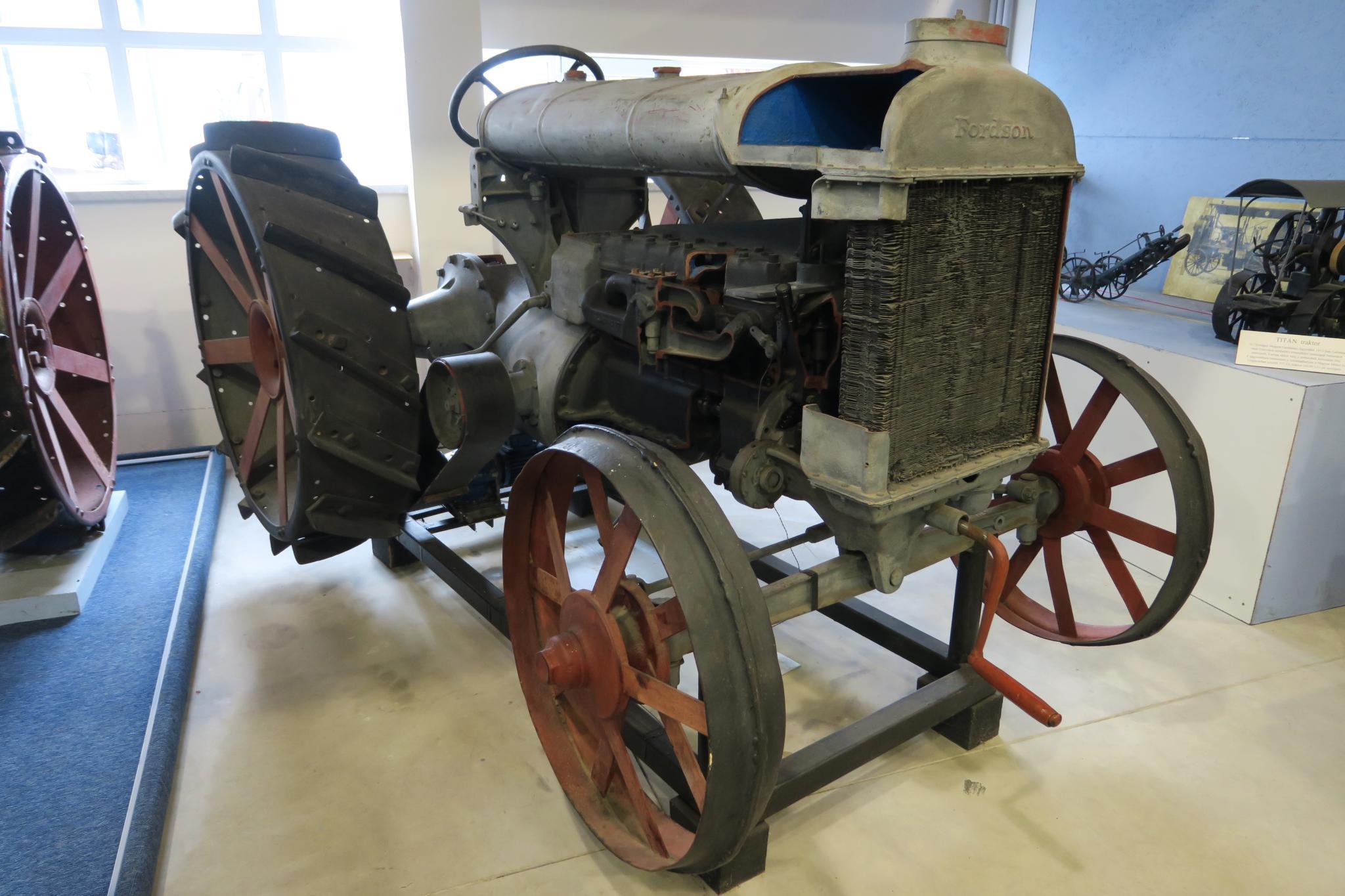 Egy oktatási metszetként átalakított Fordson