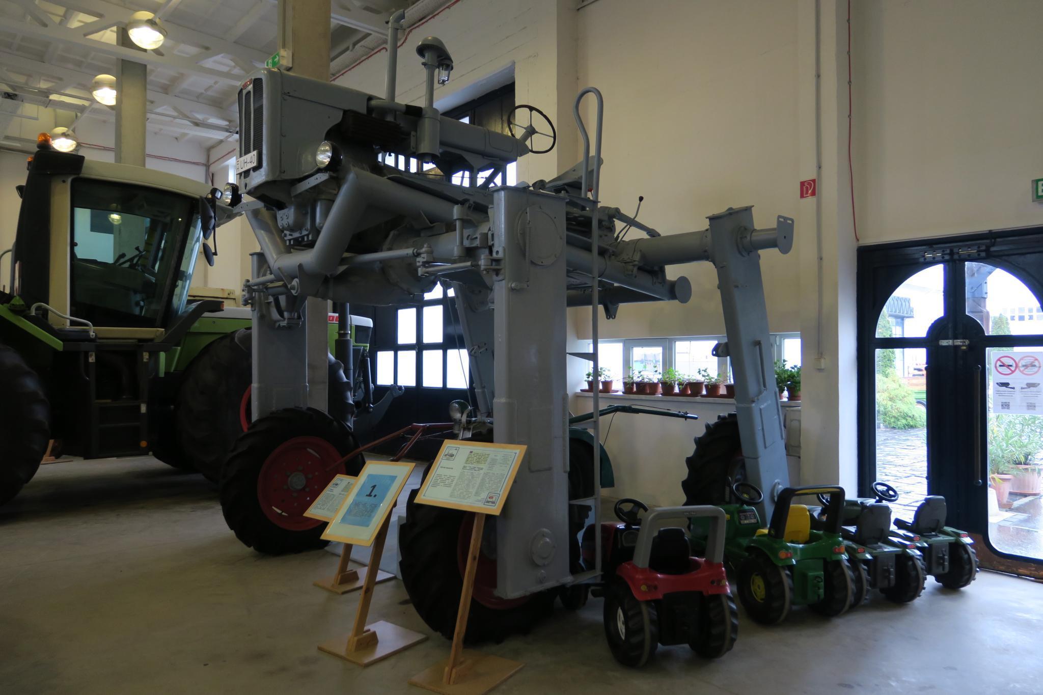 UH-40 szőlőművelő traktor