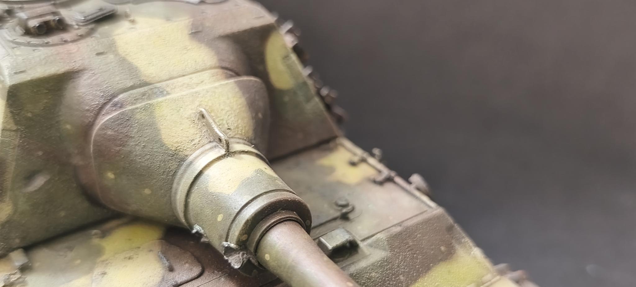 A sérülés imitálása a lövegpajzson