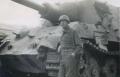 Amerikai katona a 323 számú Jagdtiger előtt