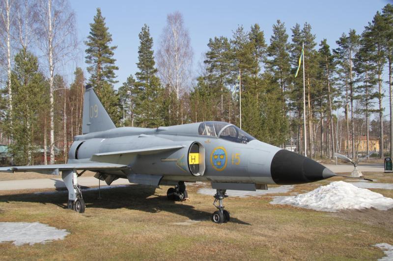 A hangár előtt egy fémszínű Viggen áll