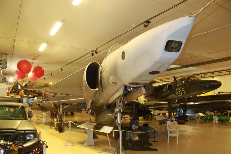 Jól láthatók a felderítő Viggen kameranyílásai