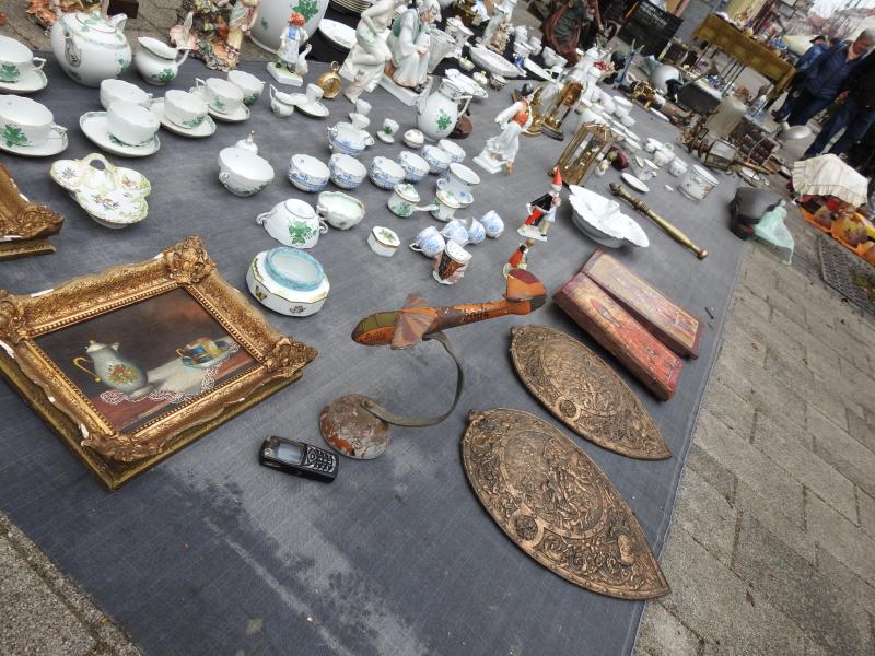 DSCN6075

Miskolcon az ócskás piacon magyar vitorlázó repcsi az eladó portékák között . Sirály !