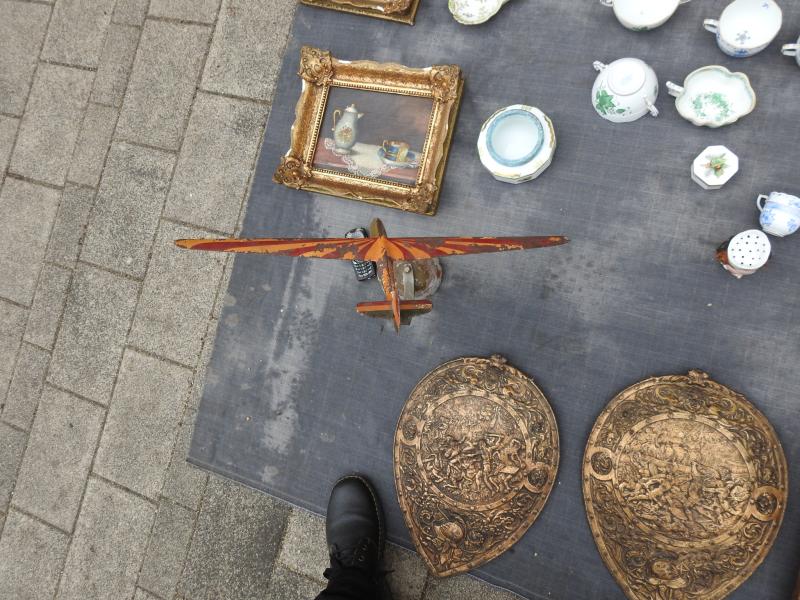 DSCN6076

Miskolcon az ócskás piacon magyar vitorlázó repcsi az eladó portékák között . Sirály !