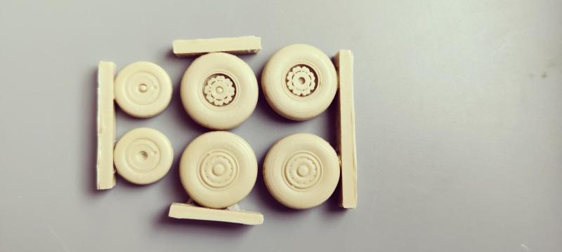 Su-24_kerékszett_1-48_2_2000Ft