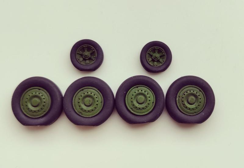 Su-24_kerékszett_1-48_lapított_festett_1500Ft