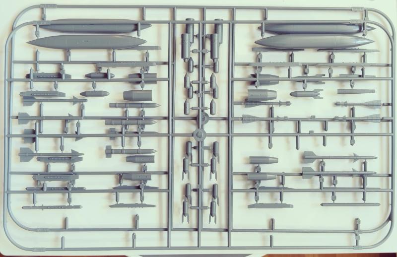 Fegyverzet_póttank MiG-21_Eduard_1-48_két keret 1500Ft