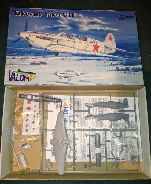 Valom Jak-7UTI enyhén elkezdett, egy hátsó ülés hiányzik, gyanta+ fotomaratás 4000 Ft