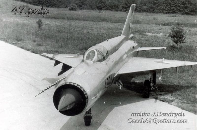 1701 megfigyelhető a felfestett háromszögek a szívócsatorna belépőél gyűrűjén és a csíkozott Pitot-cső